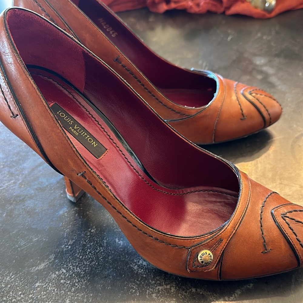 Authentic Louis Vuitton Cognac Stitched Leather Pumps Size 37.5 - Picture 2 of 4